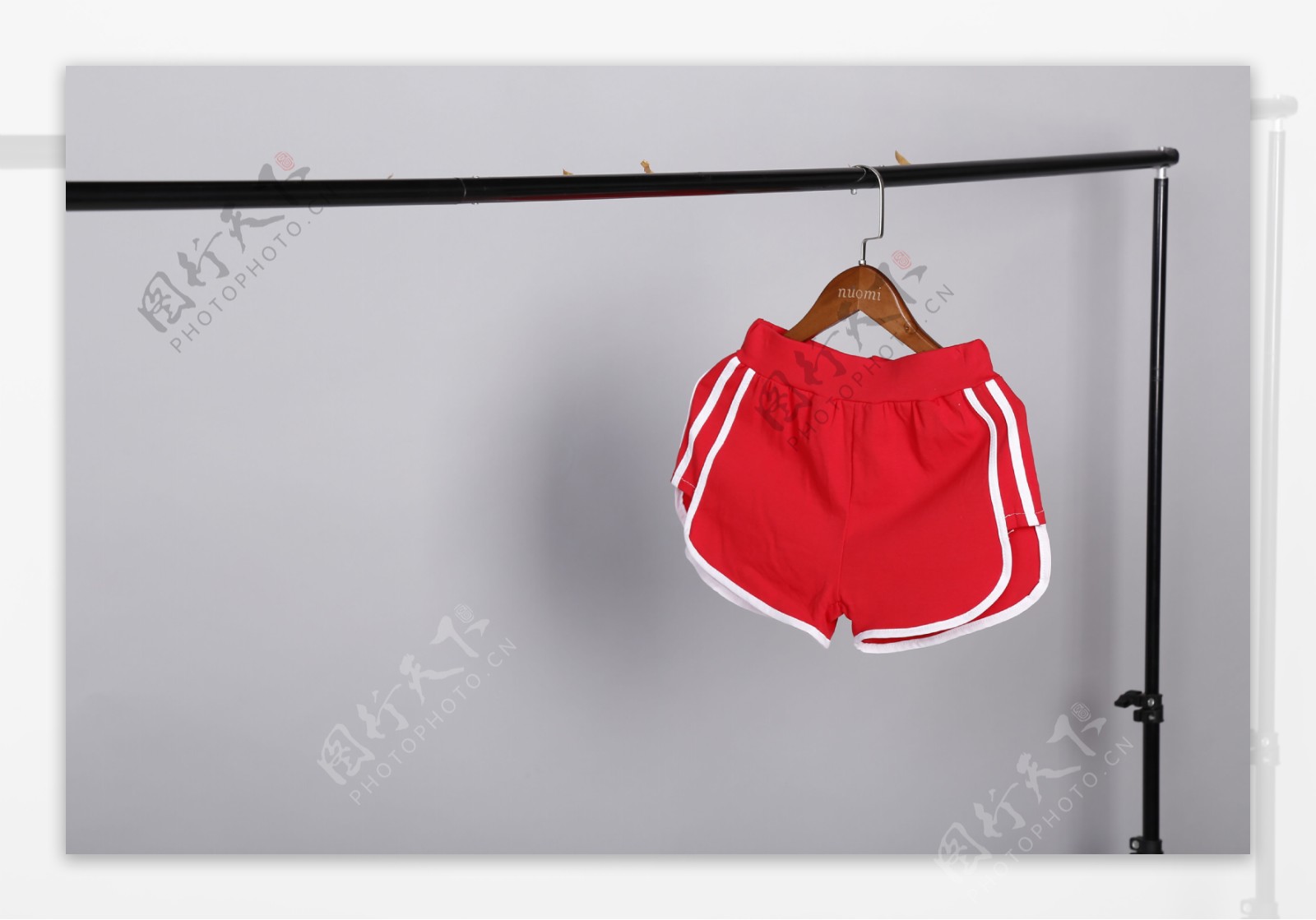 红色条纹运动短裤实物图摄影图