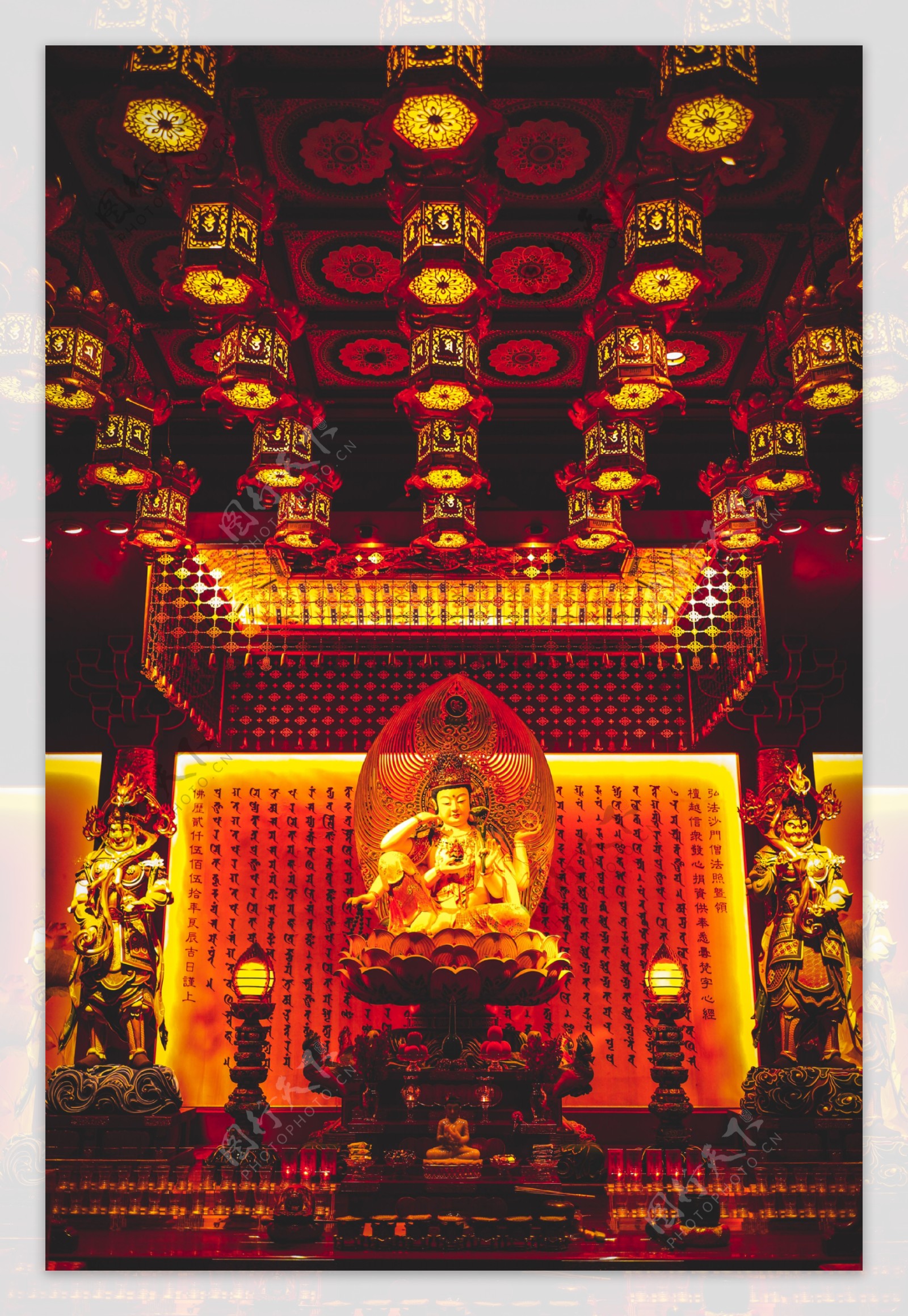 红色寺庙佛像