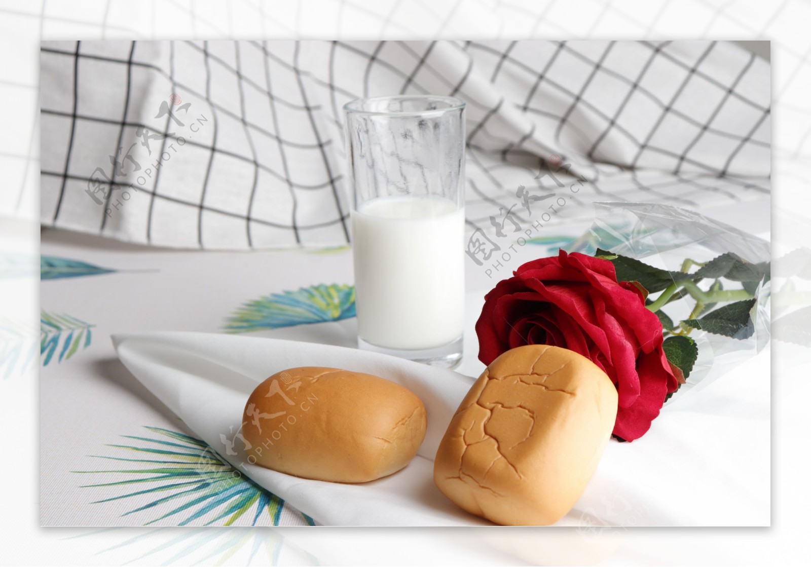 美丽清晨的浪漫早餐