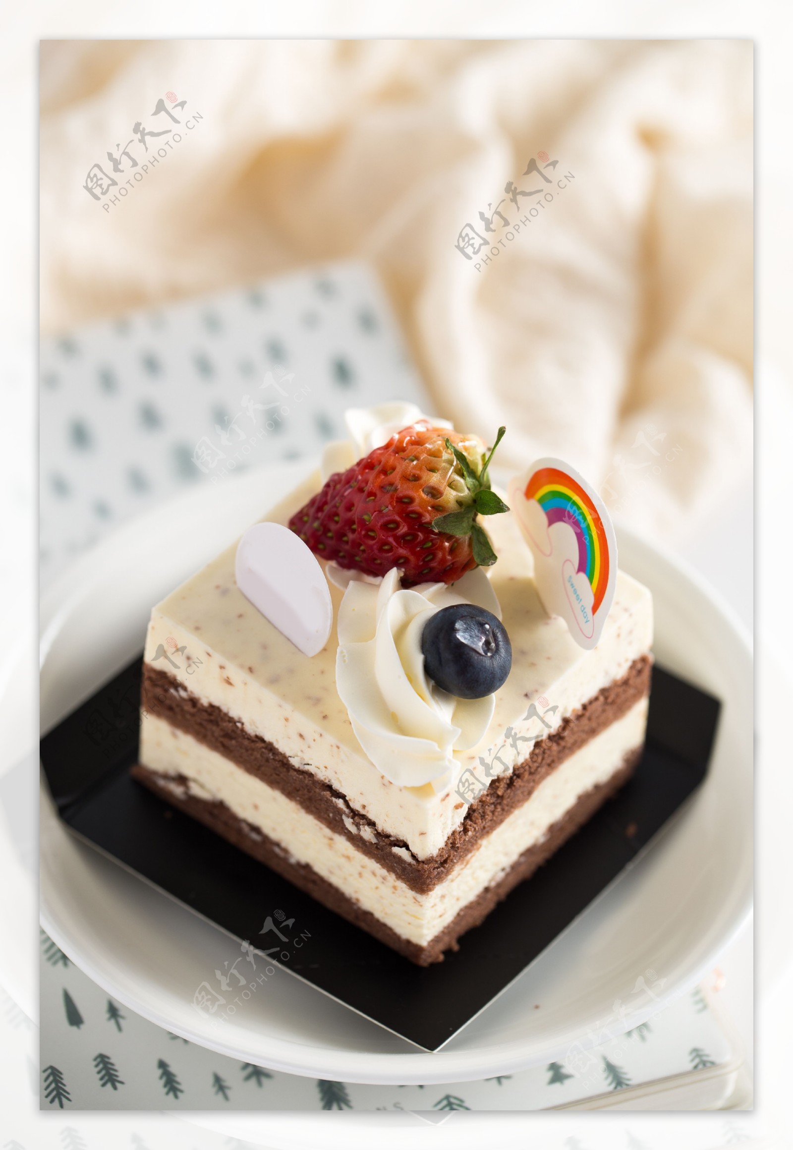 甜点草莓奶油蛋糕实物图摄影图