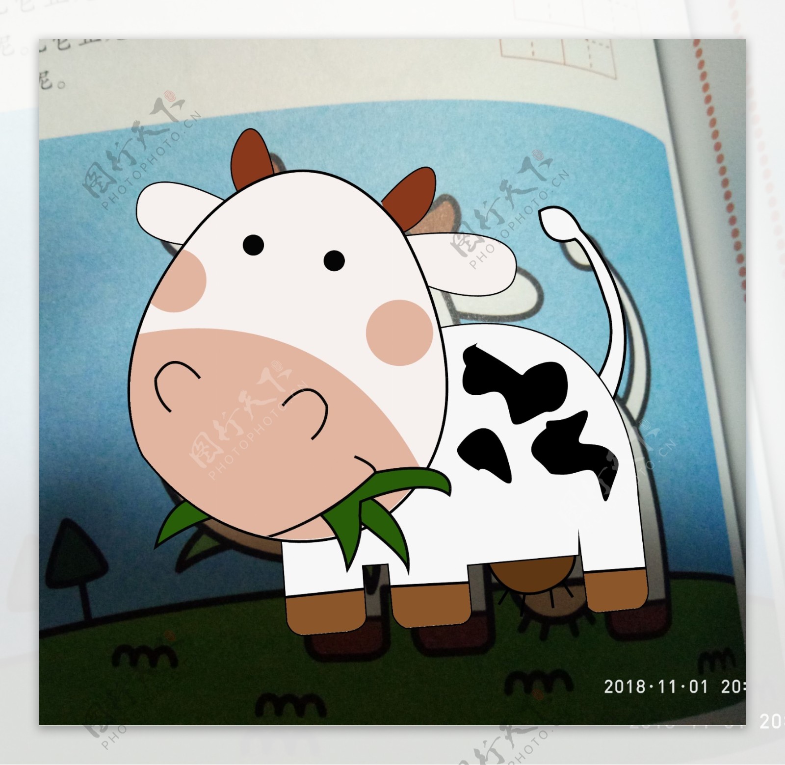 奶牛吃草牛奶牧场天空云朵素材设计图__广告设计_广告设计_设计图库_昵图网nipic.com