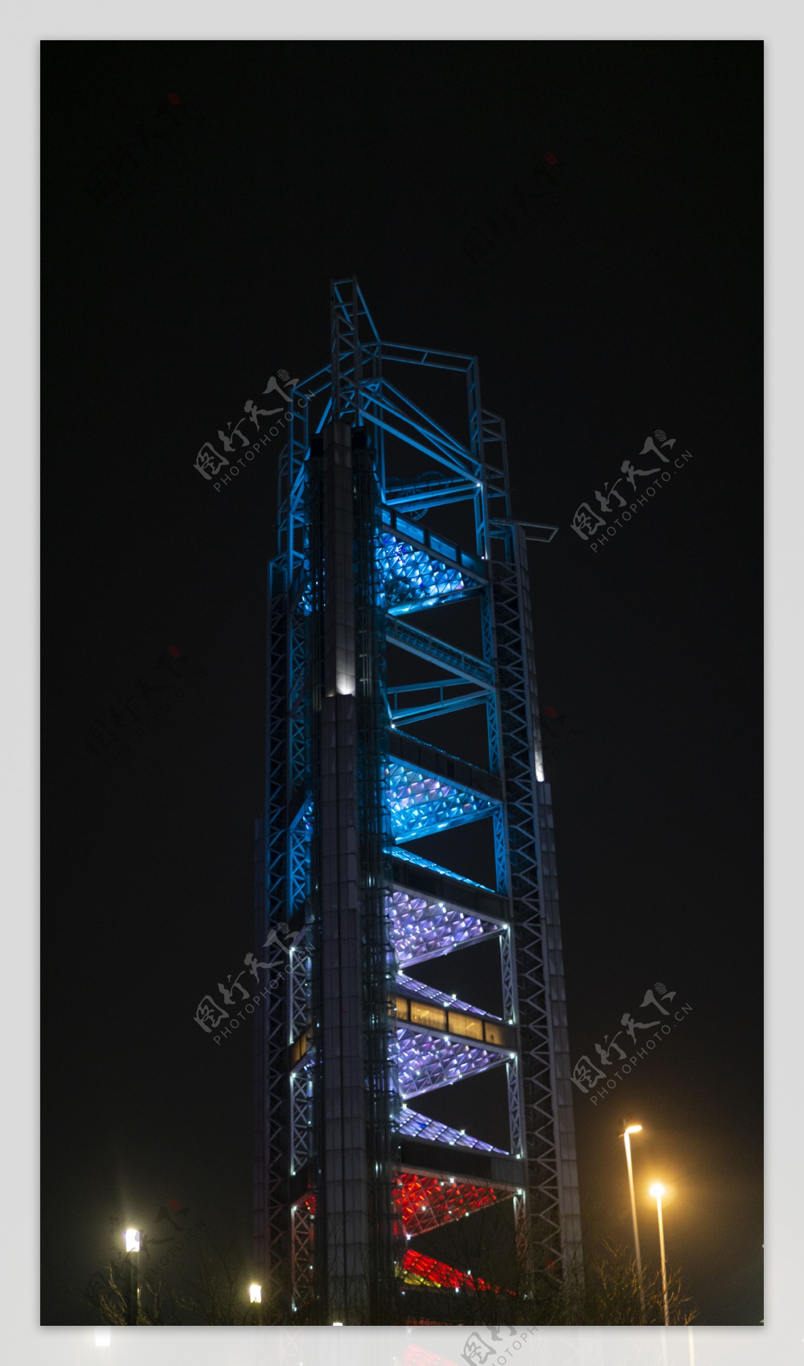 北京玲珑塔地标建筑夜景图片