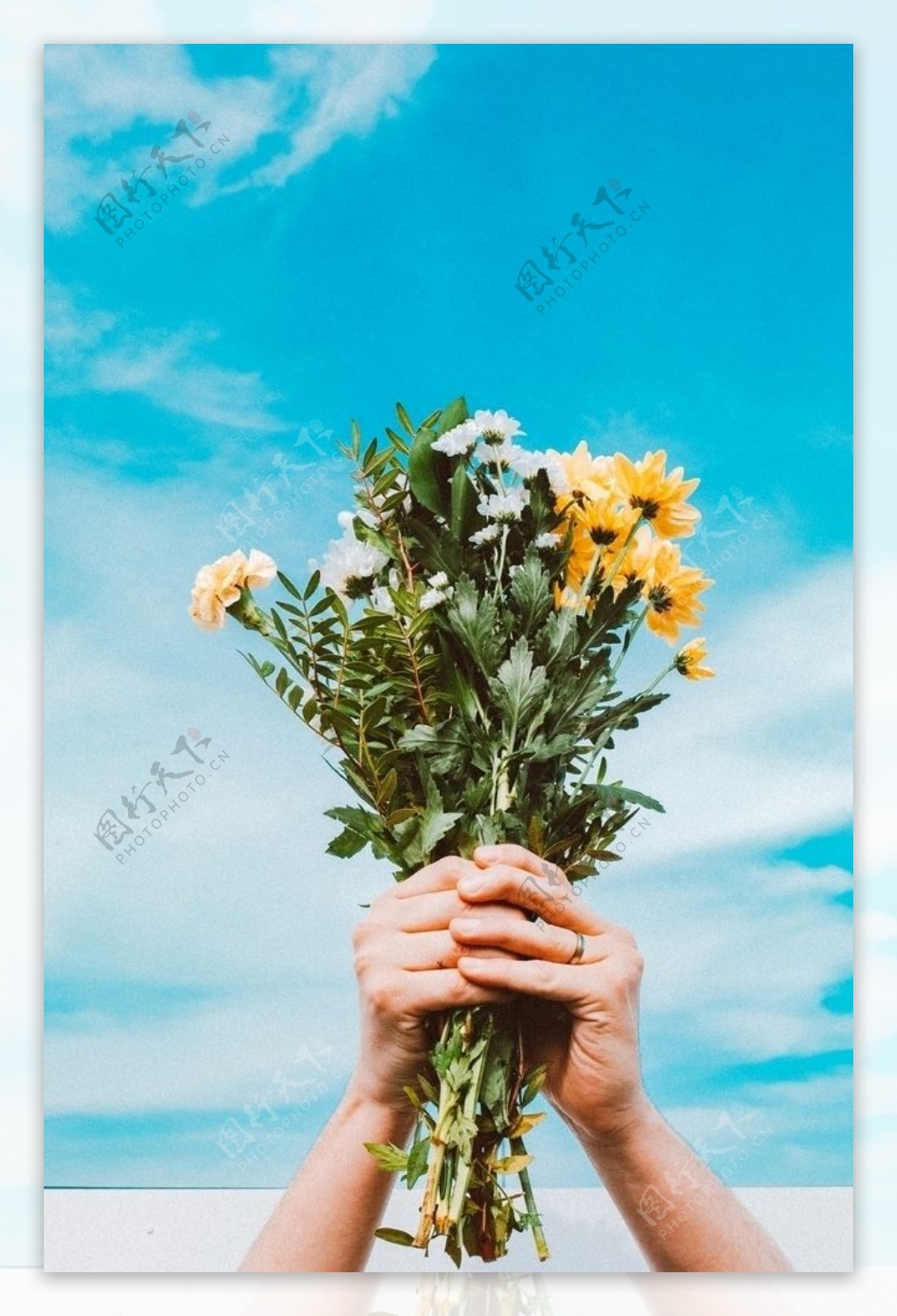 手拿鲜花