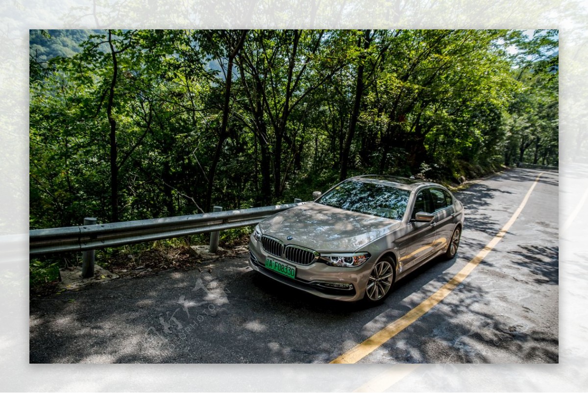 道路上行驶的BMW汽车