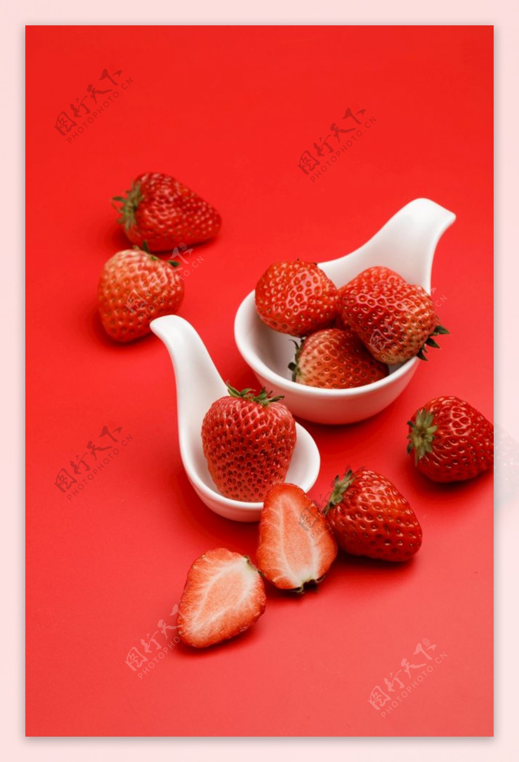 红色草莓瓷器创意