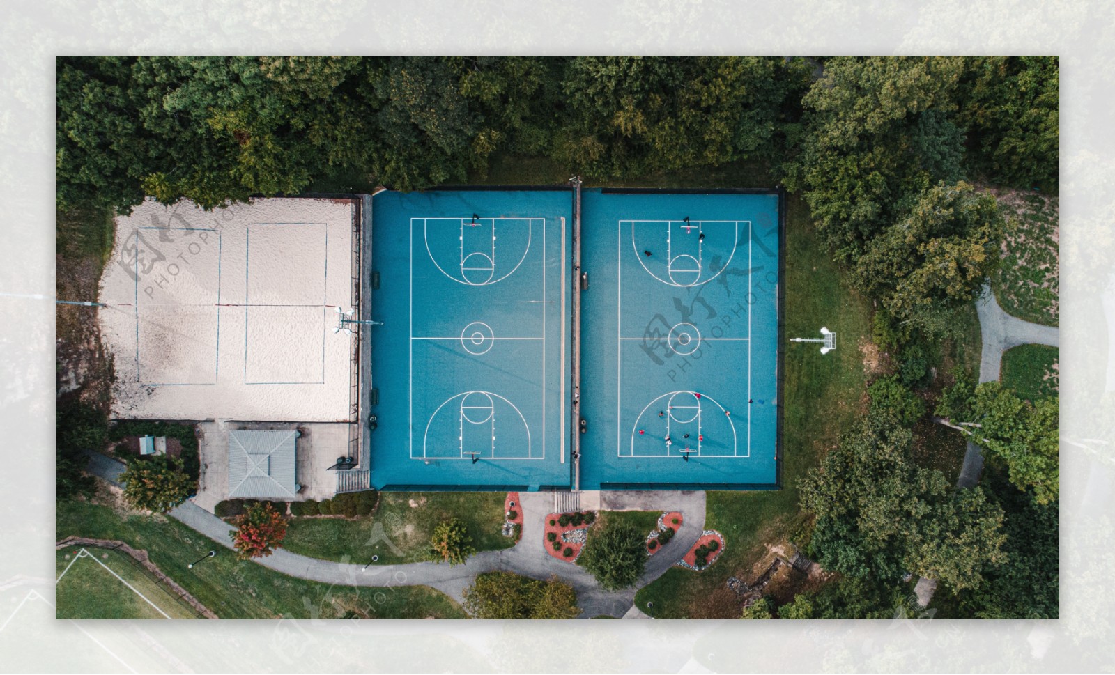 俯视露天户外私人篮球场