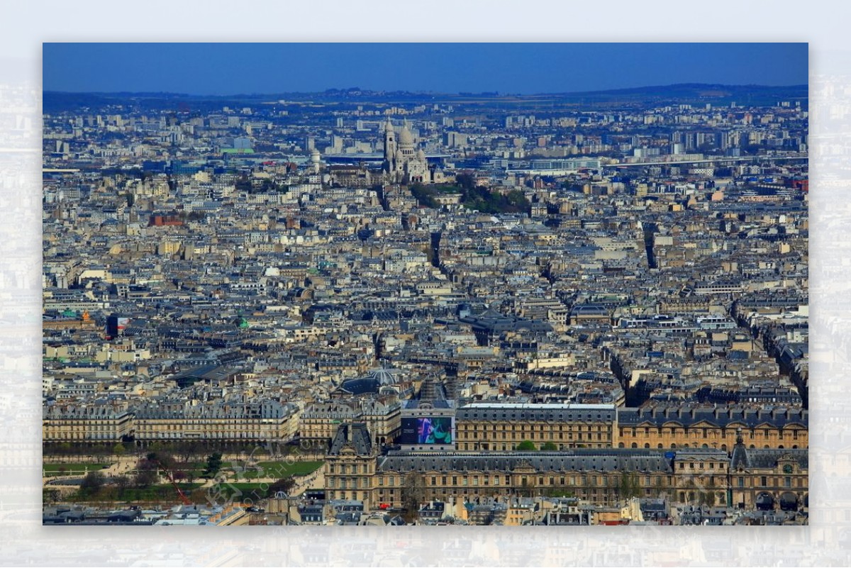 俯瞰巴黎圣心大教堂卢浮宫
