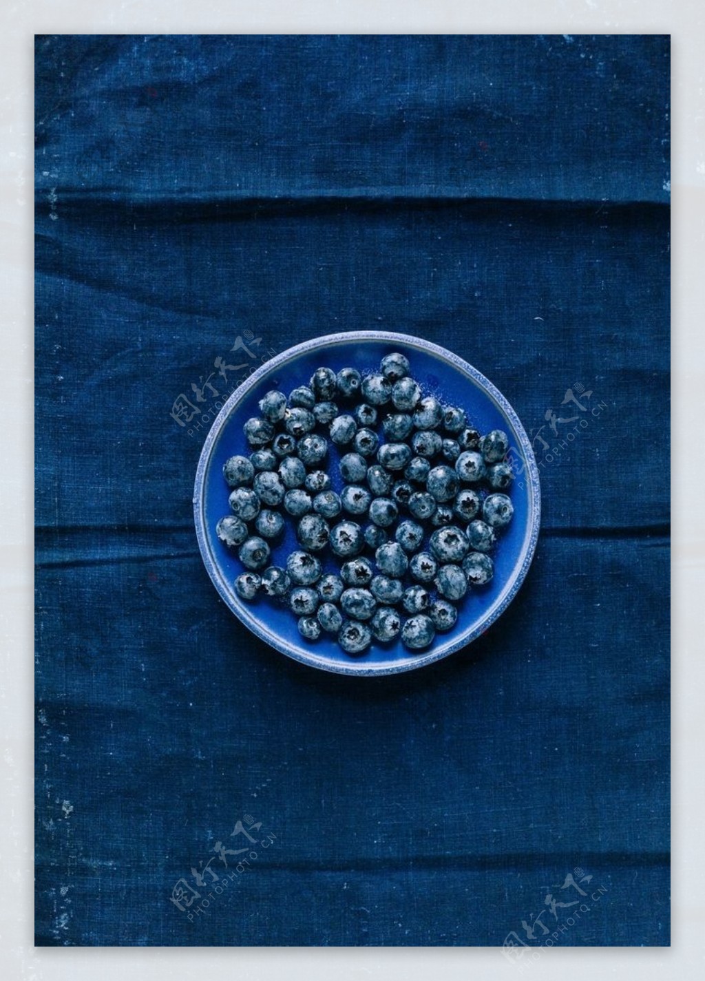 深蓝桌布上一盘蓝莓