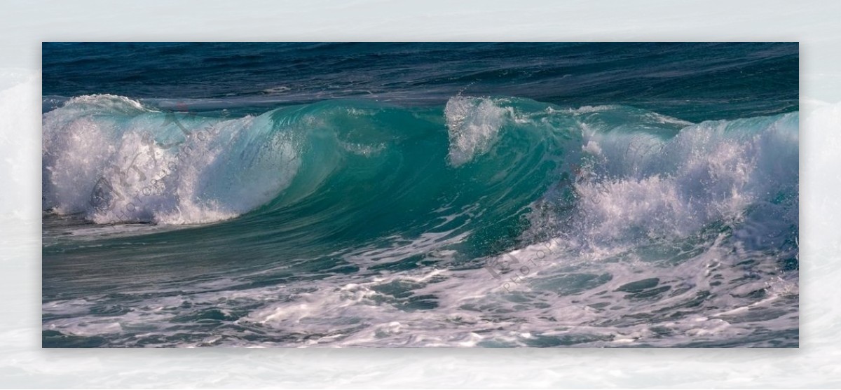 大海上卷起的汹涌波浪