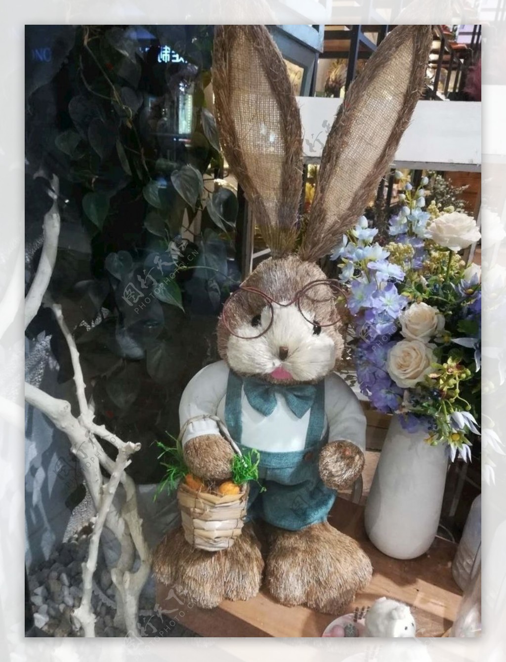 商业街的兔子玩偶