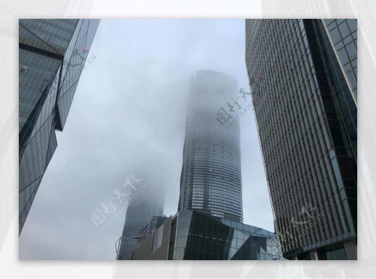 被雾包裹的高楼