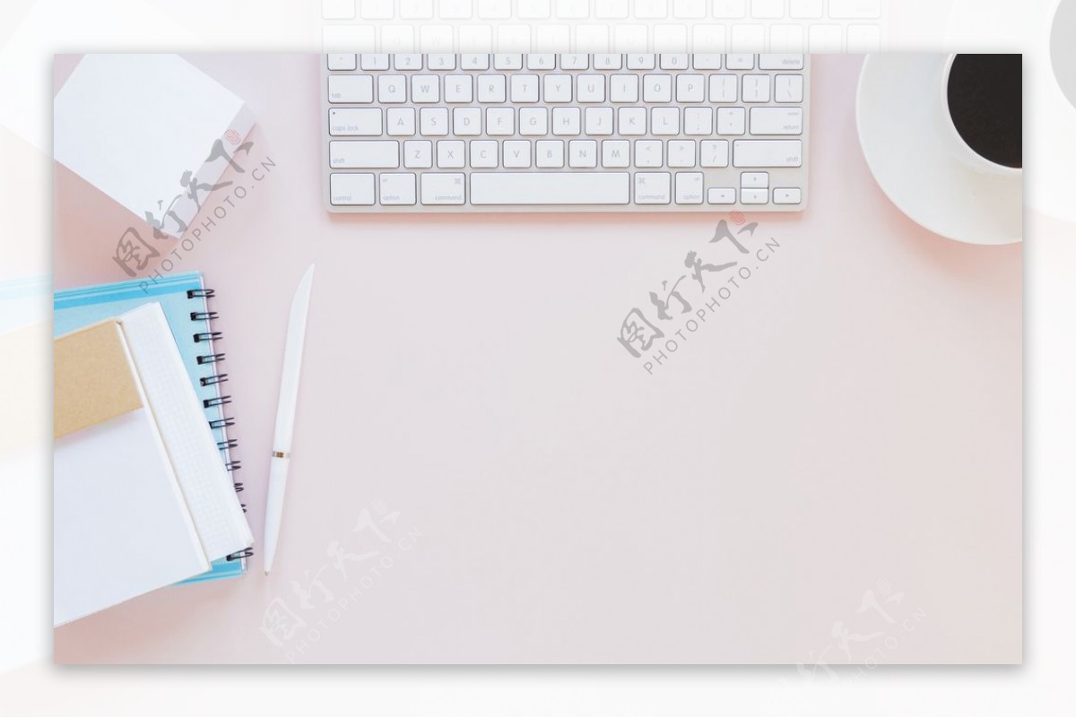 键盘与粉红桌面