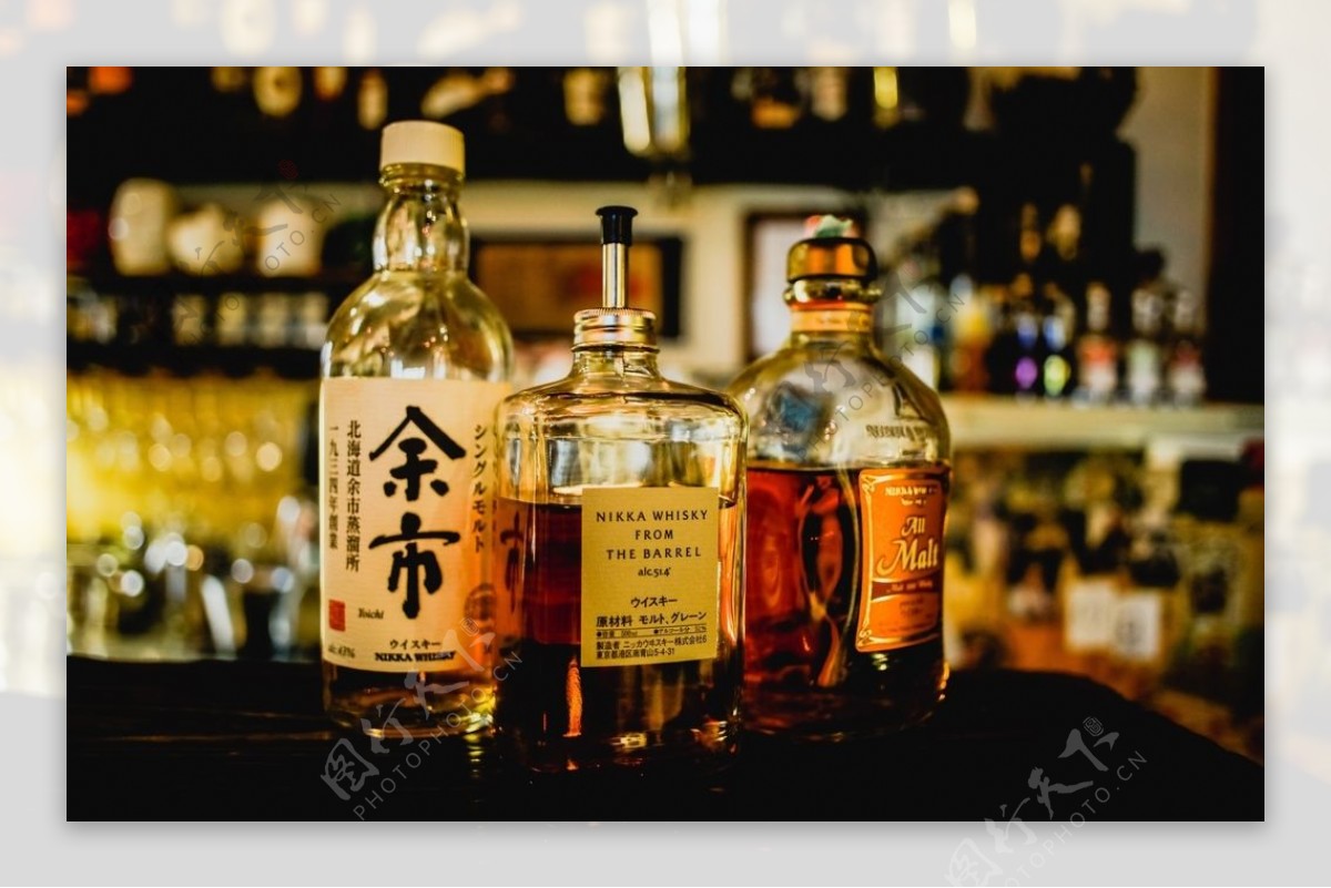 日式酒吧玻璃瓶白酒复古背景素材