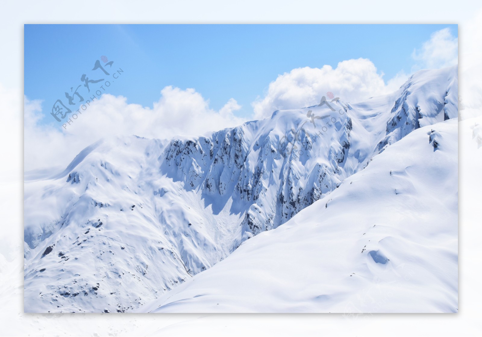 高清蓝天下的雪山风景
