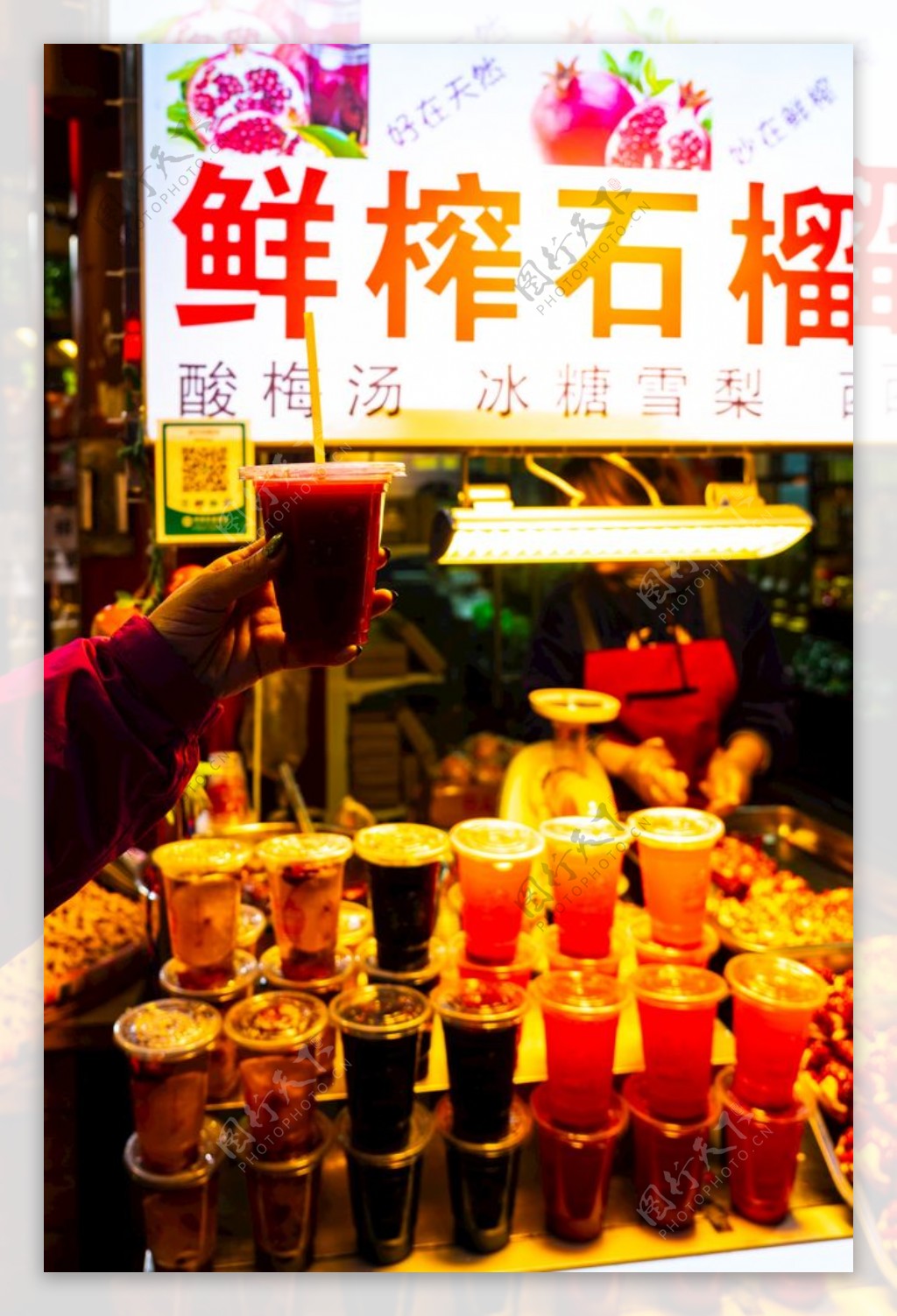 西安回民街美食鲜榨石榴汁图片