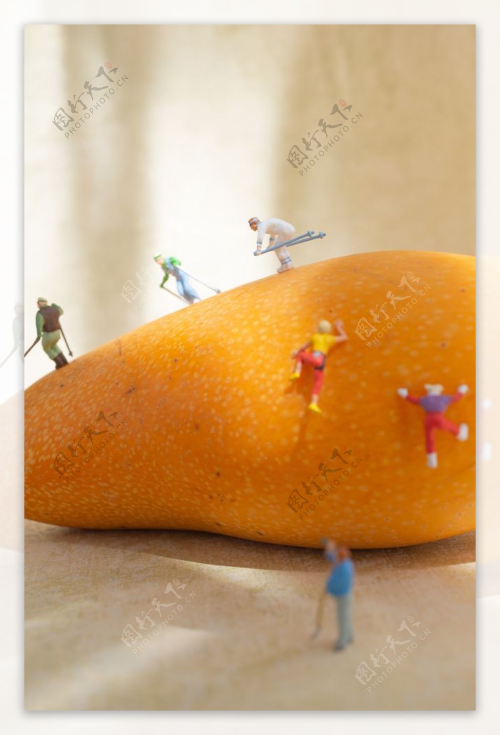 在芒果上攀岩滑雪的微缩人物模型图片