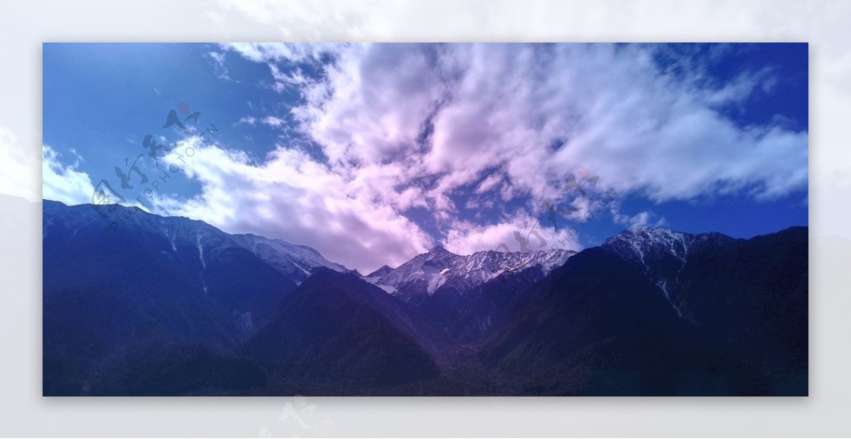 蓝天白云连绵雪山风景图片