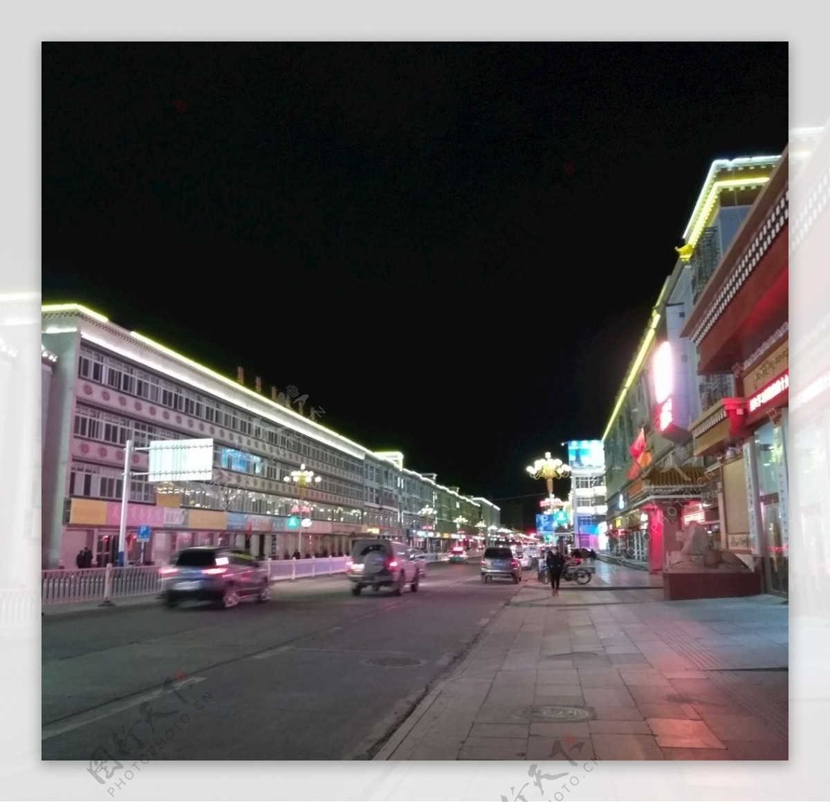 街道大楼建筑灯光夜景图片