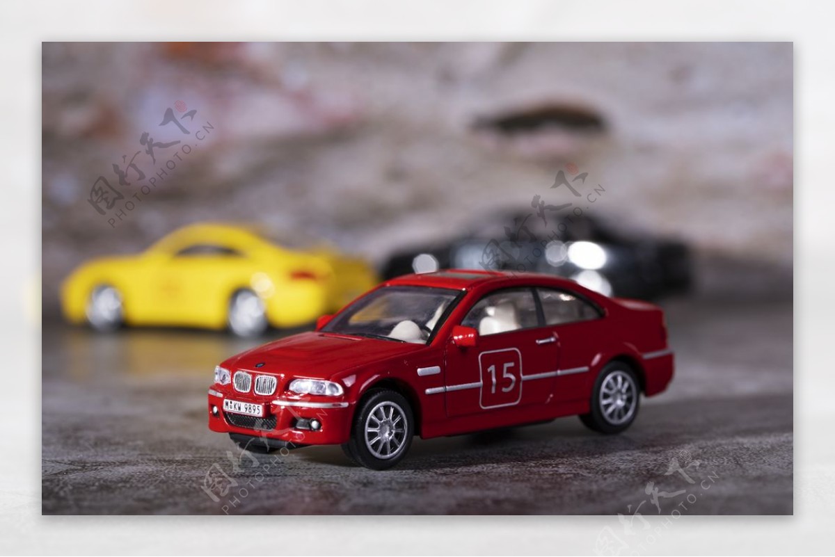 红色玩具小轿车图片