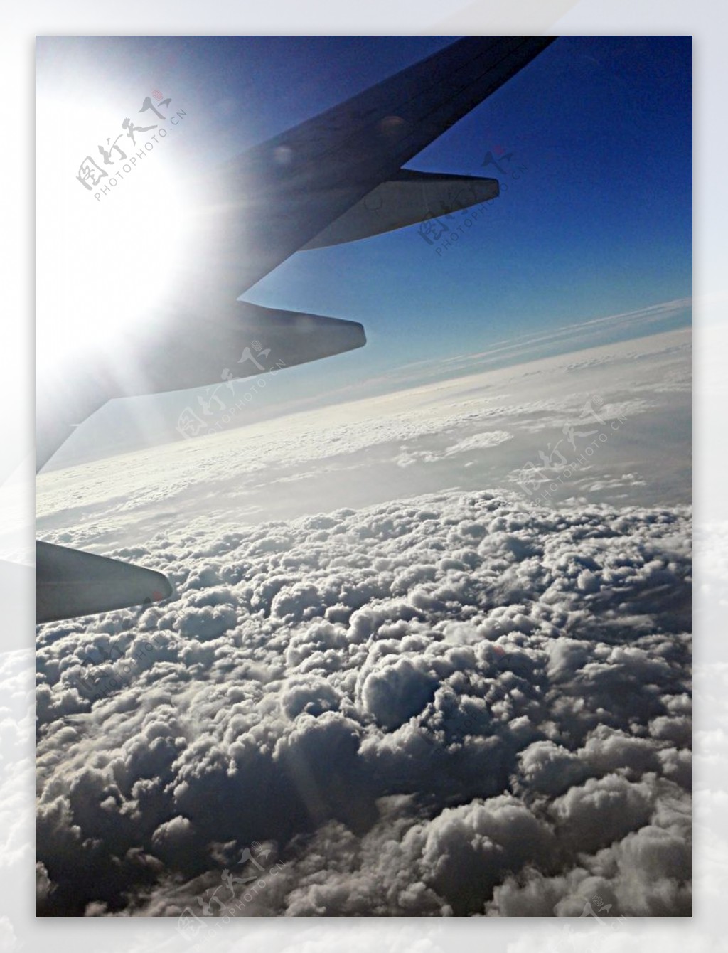 飞机窗外的云图片