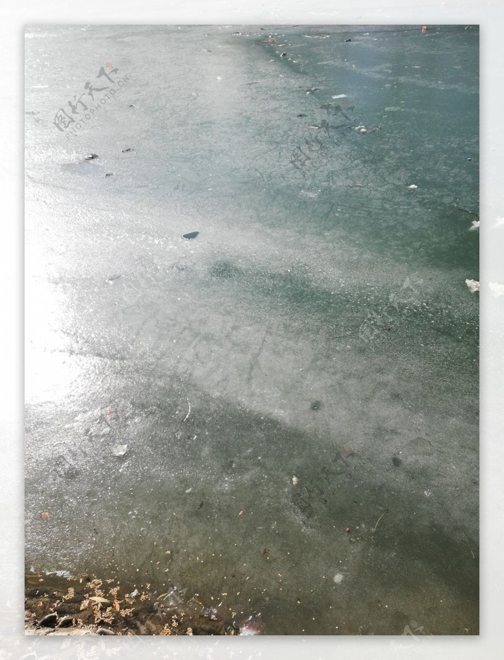 结冰的湖面图片