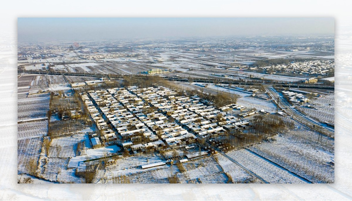 雪中小村图片