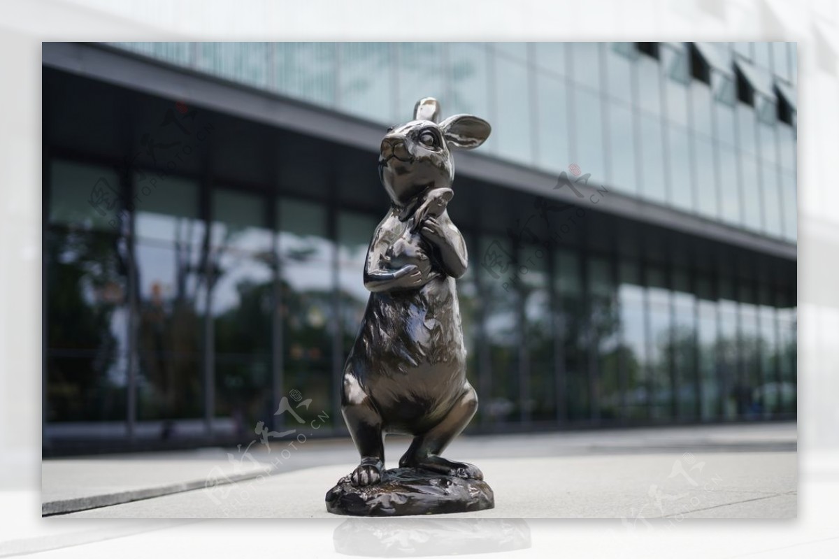 仿铜抱崽兔子雕塑图片