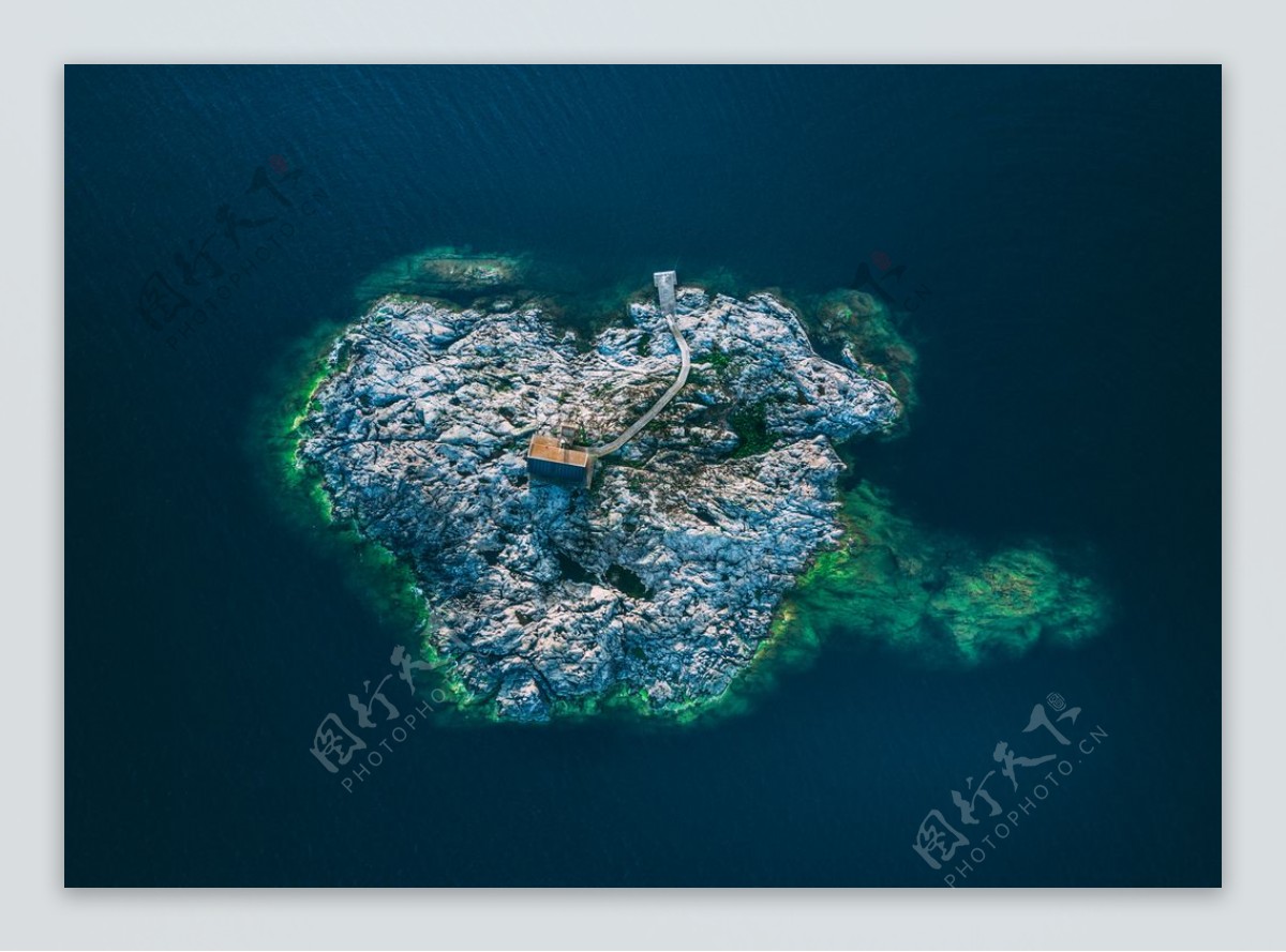 大海小岛木屋海水风景图片