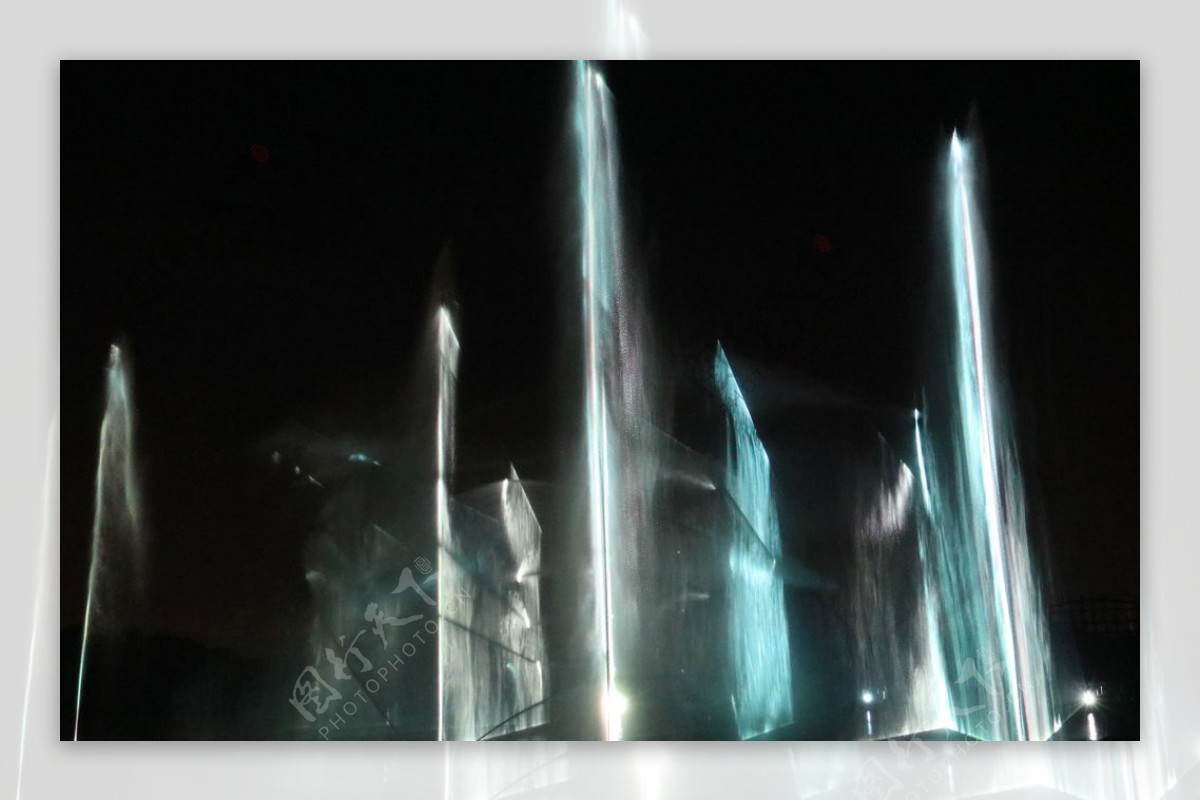 夜晚灯光喷泉水柱图片
