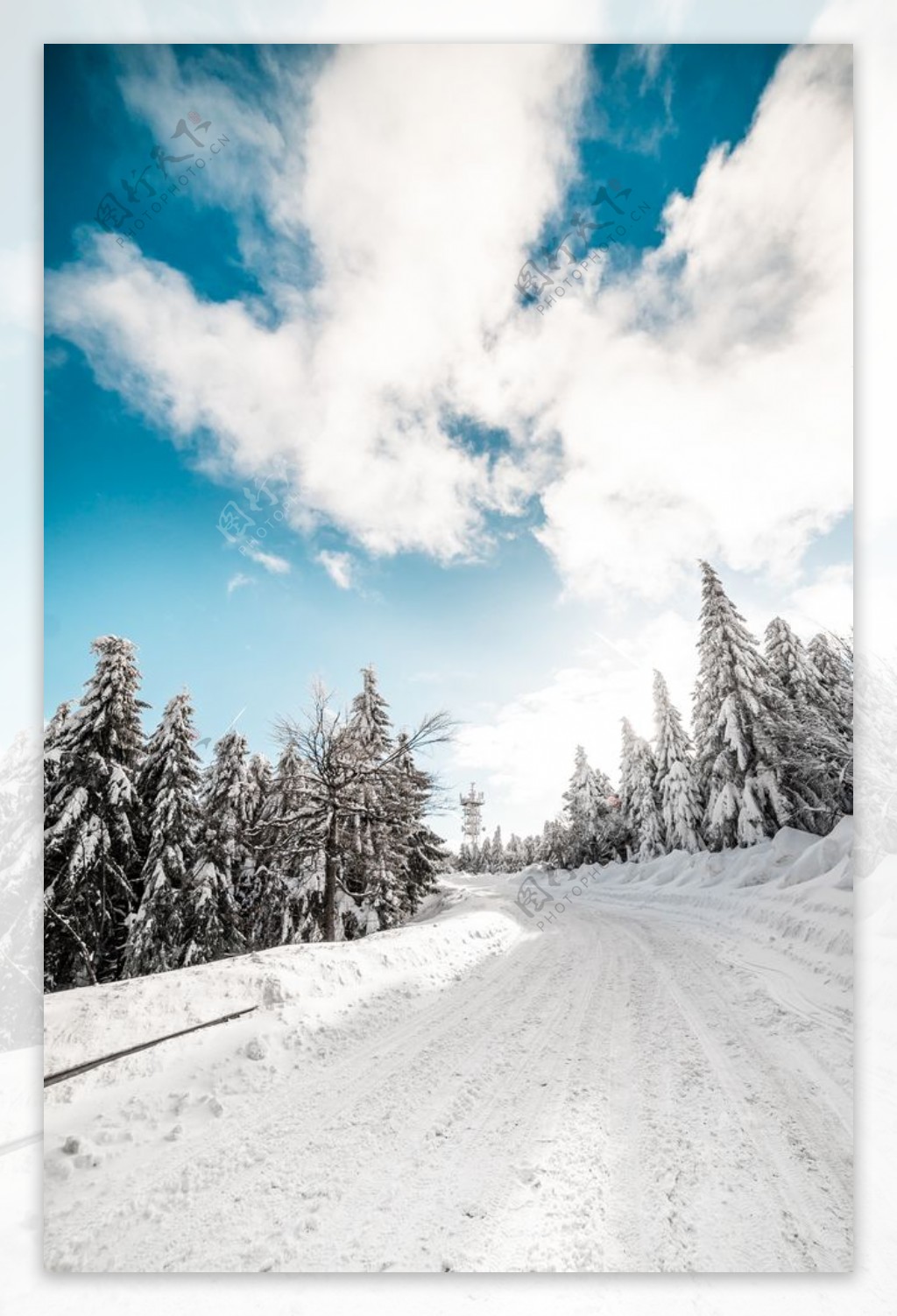 冬天大雪马路蓝天白云图片