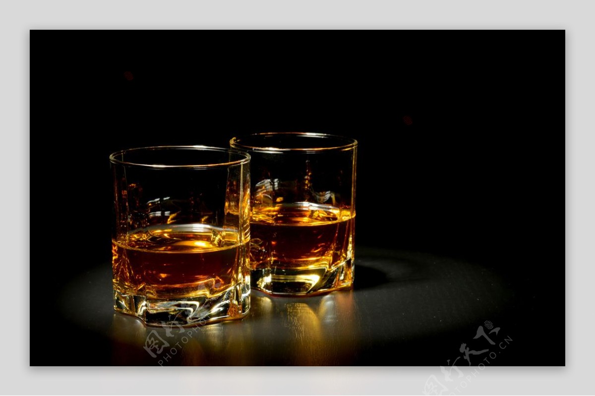 威士忌冰块洋酒背景素材图片