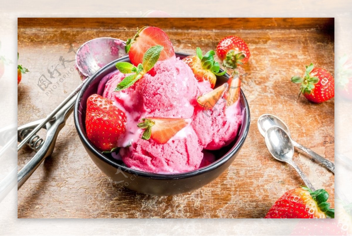 草莓冰激凌美食食物背景图片
