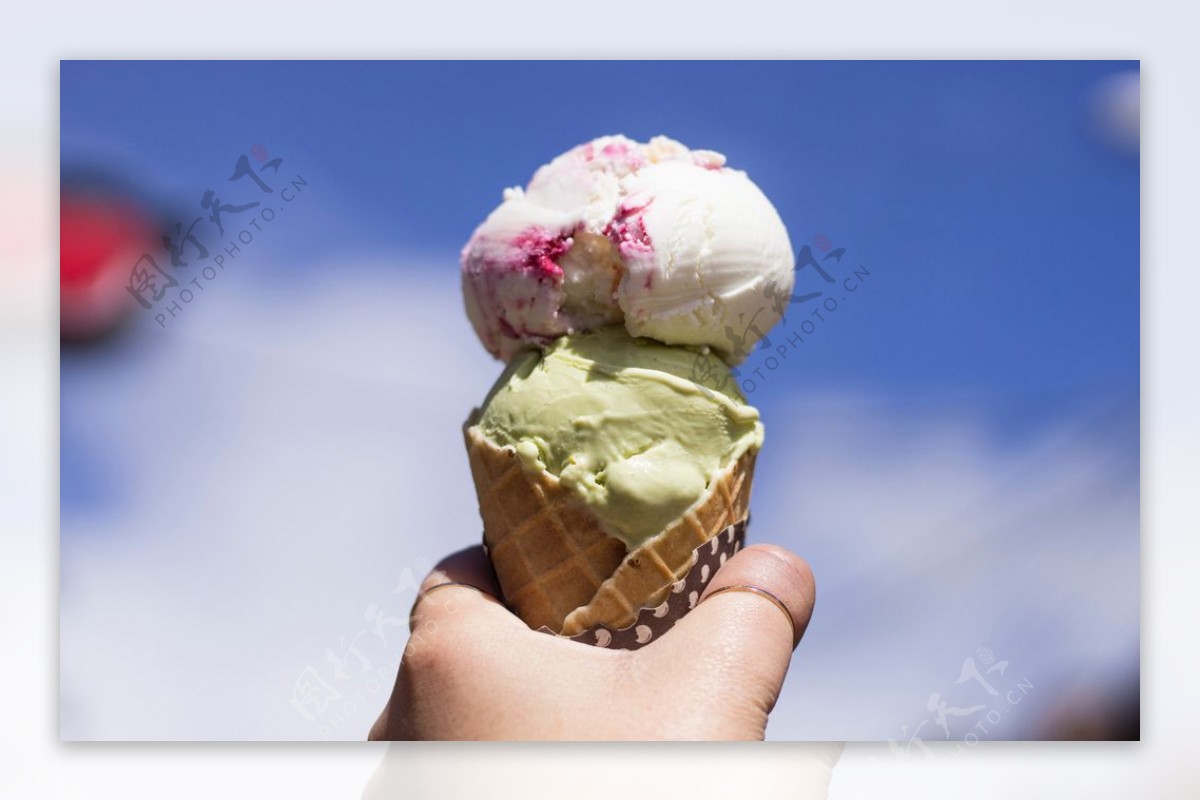 快乐小学生吃冰激凌-蓝牛仔影像-中国原创广告影像素材