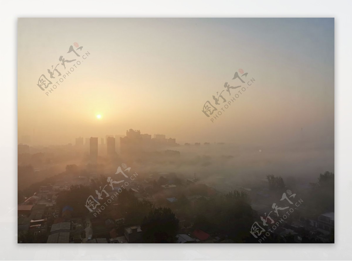 晨起的雾和城市图片