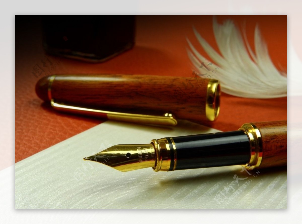 一只黑色的钢笔笔尖是金色的免抠PNG素材