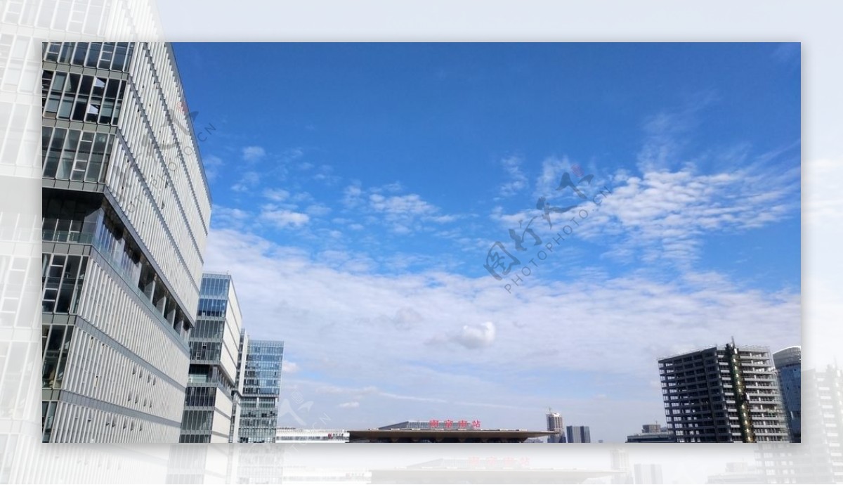 南京南站蓝天白云图片